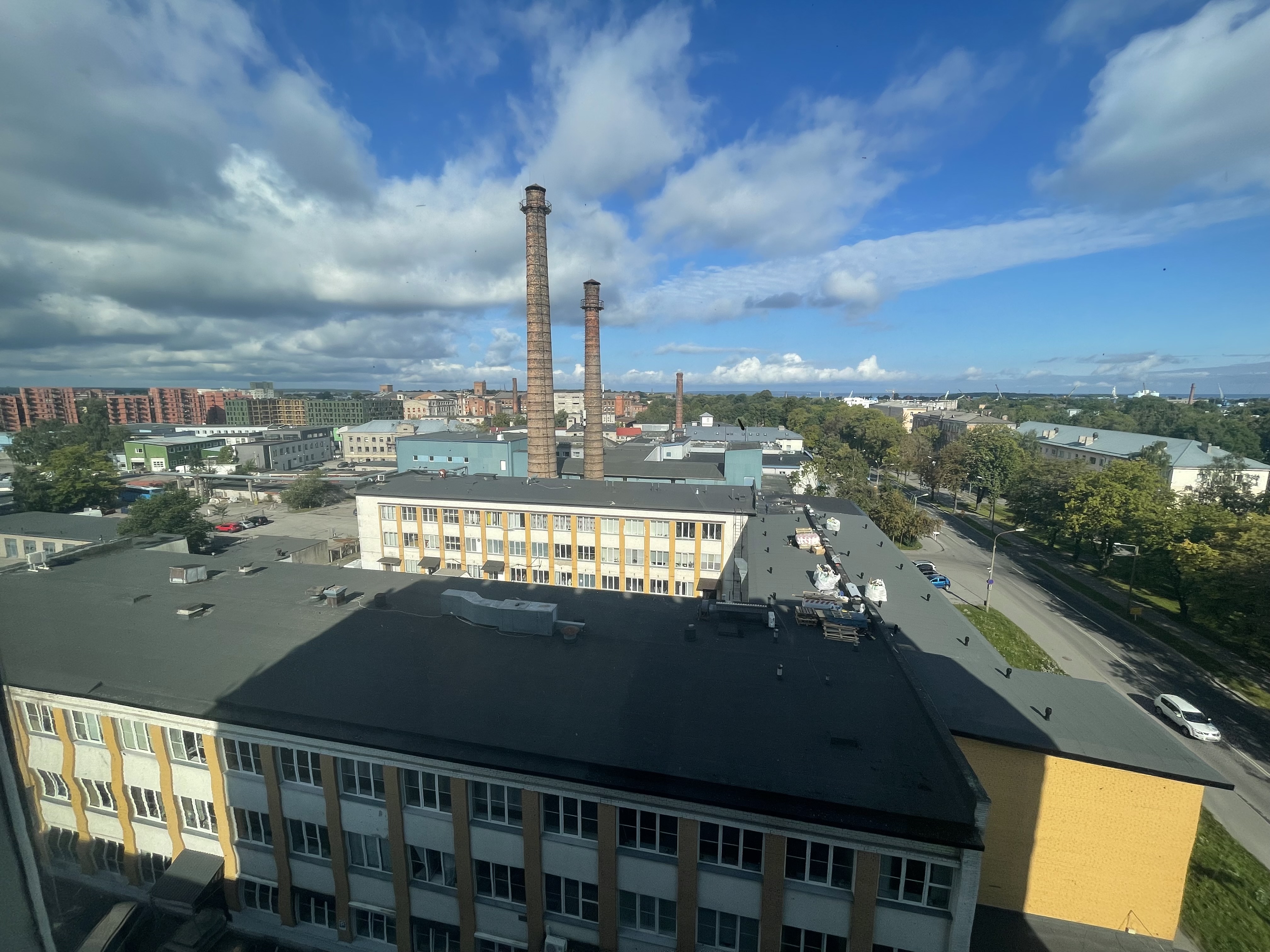 Kopli 25 – Pakume üürimiseks ainulaadset katusekorruse ruumi 8. korrusel Standardi majas Kopli 25, Põhja-Tallinnas. Nautige inspireerivat atmosfääri ja hingematvat vaadet, mis avardab silmaringi ja pakub loovat vabadust