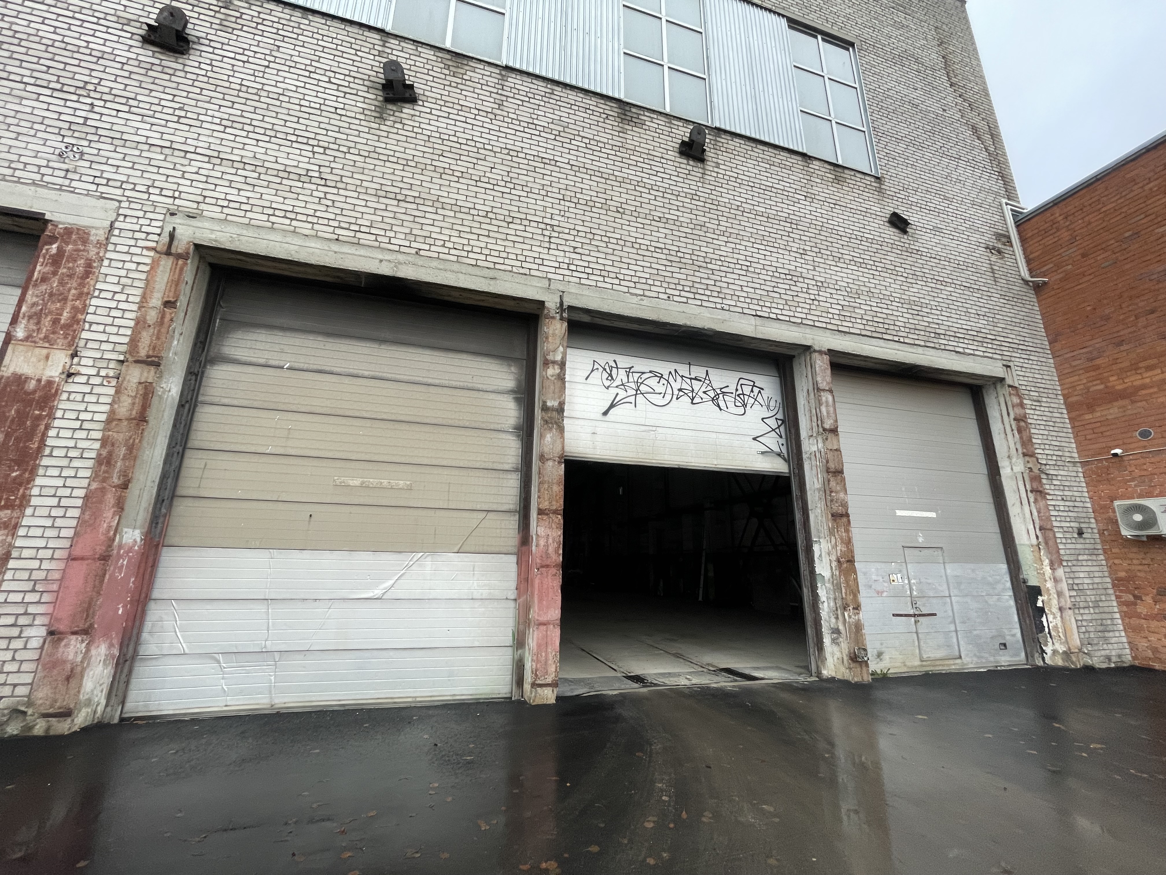 🏭 Tõeline logistikaparadiis- neli väravat, 17 m kõrgust ja manööverdamisruumi rekkale – Telliskivi 57